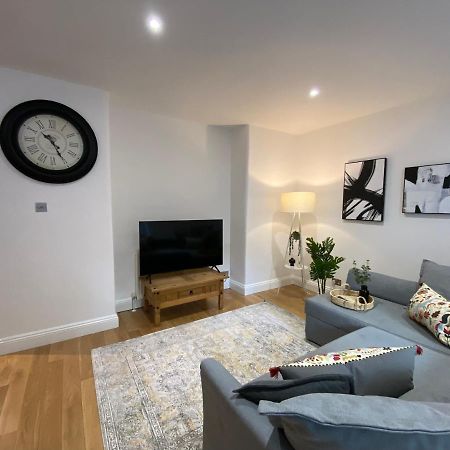 Fantastic Spacious Garden Flat With Own Private Entrance 런던 외부 사진