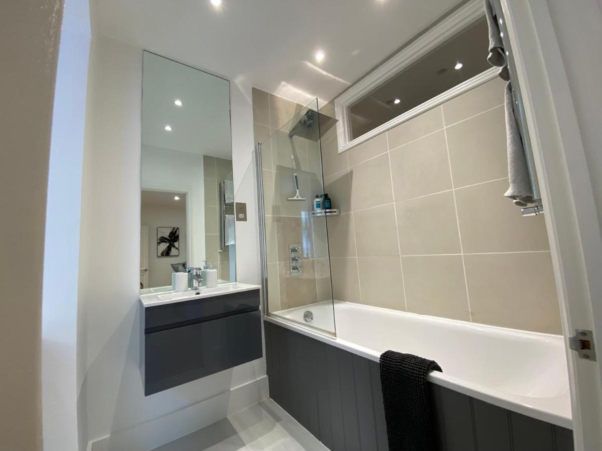 Fantastic Spacious Garden Flat With Own Private Entrance 런던 외부 사진