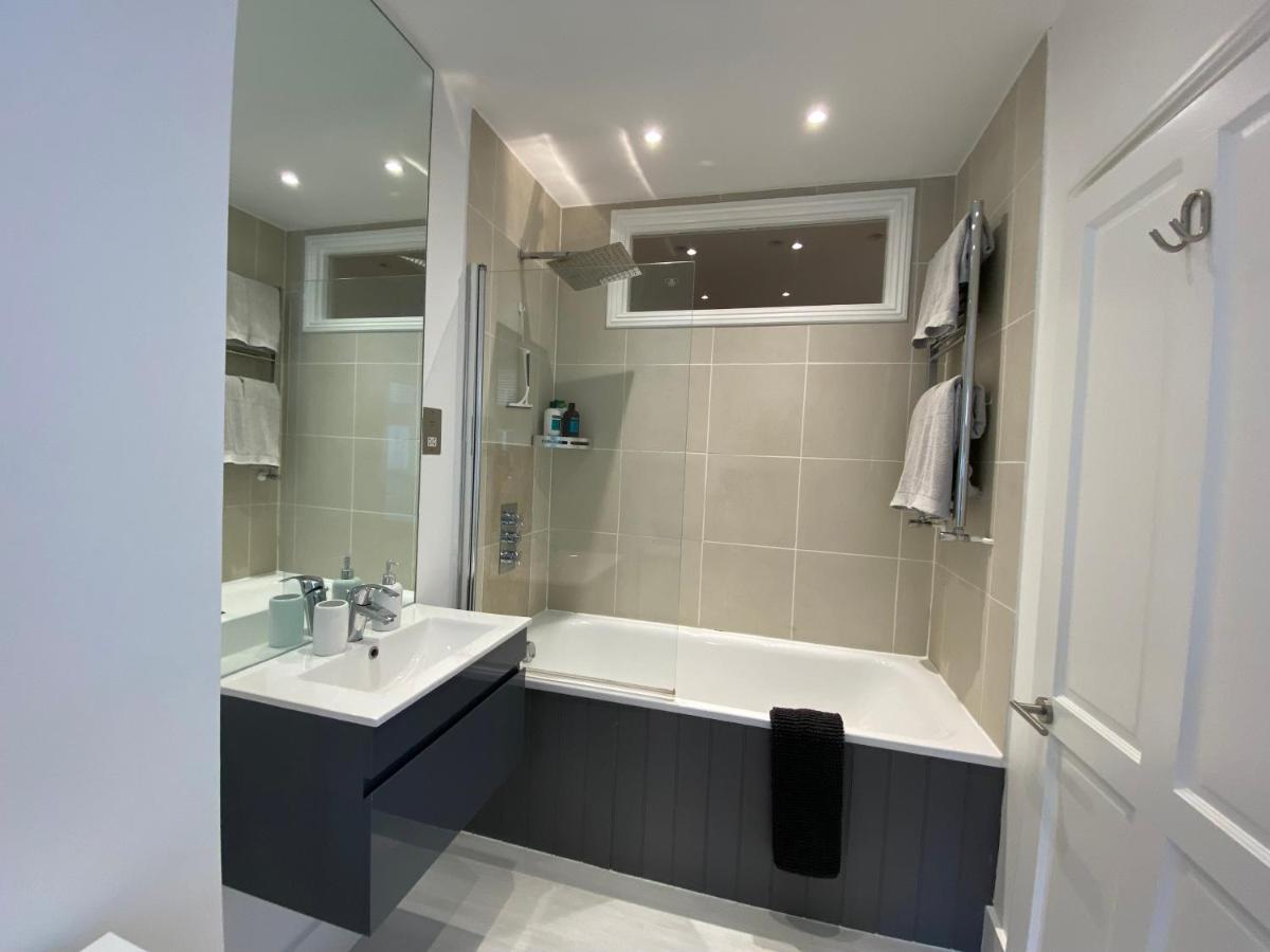 Fantastic Spacious Garden Flat With Own Private Entrance 런던 외부 사진