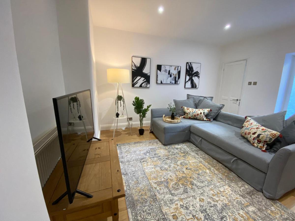 Fantastic Spacious Garden Flat With Own Private Entrance 런던 외부 사진