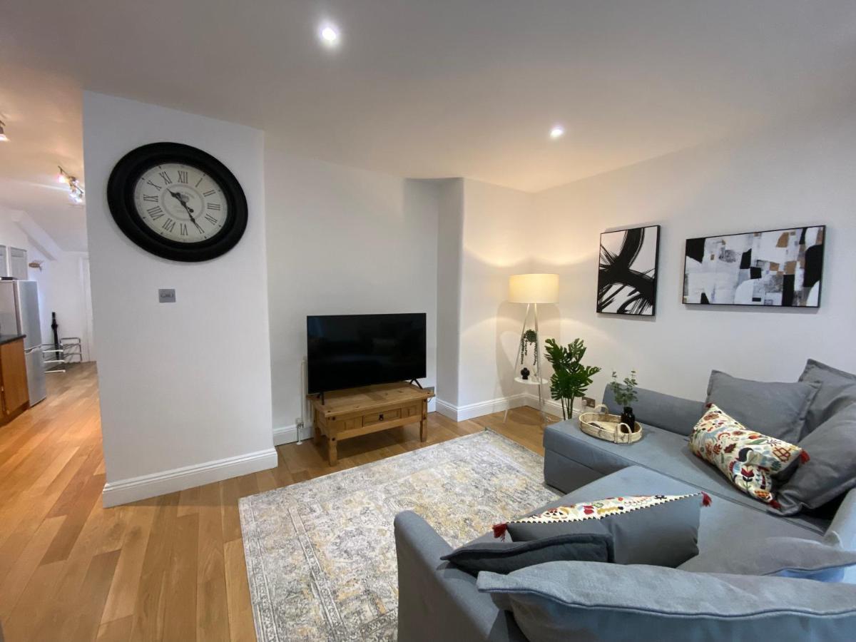 Fantastic Spacious Garden Flat With Own Private Entrance 런던 외부 사진
