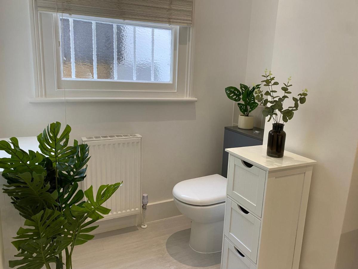 Fantastic Spacious Garden Flat With Own Private Entrance 런던 외부 사진