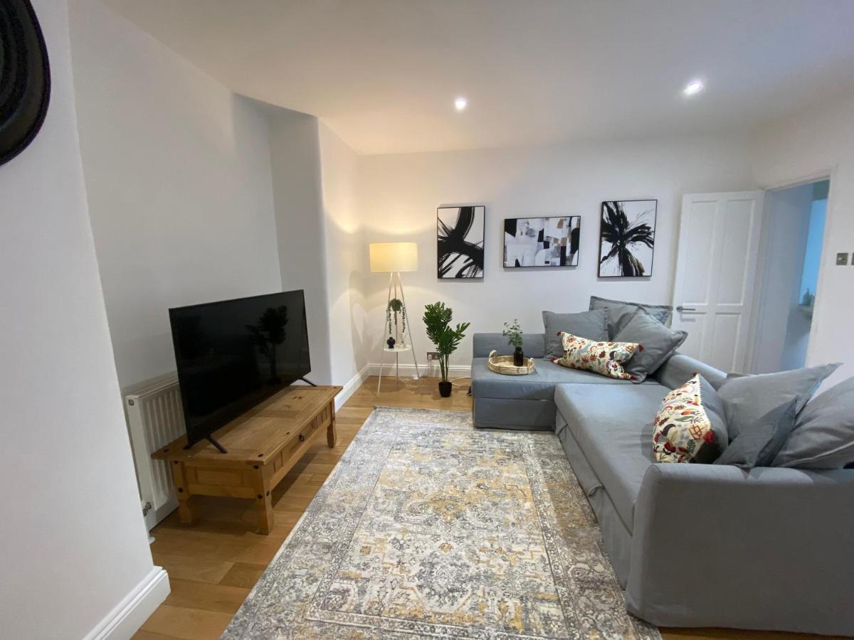 Fantastic Spacious Garden Flat With Own Private Entrance 런던 외부 사진